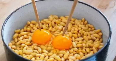 黄豆别打豆浆了,加两个鸡蛋,当早餐吃不腻