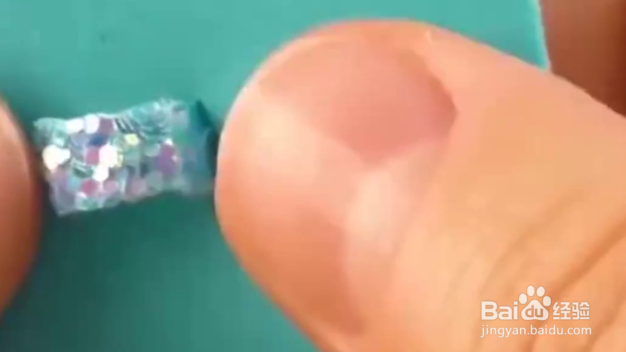 如何制作芭比的闪亮凉拖鞋