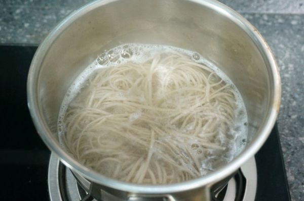 蒜香奶酪汁荞麦面