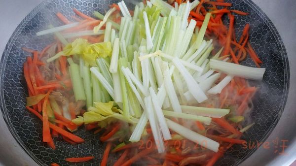 胡炒萝卜芹肉丝