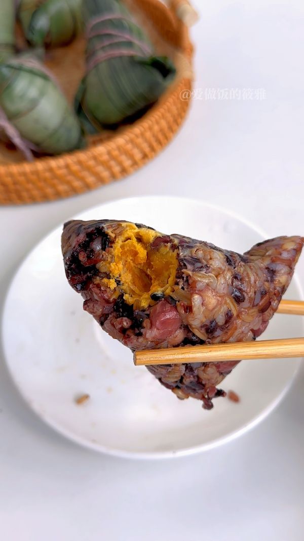 糙米花生蛋黄肉粽详细