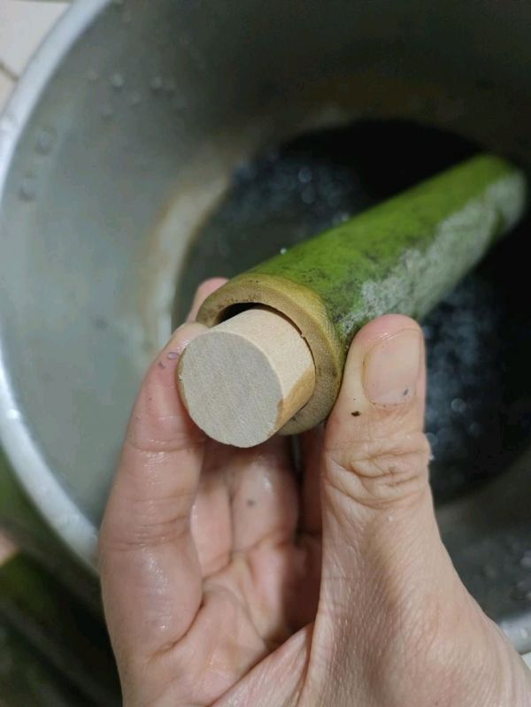 五步完成竹筒粽乌米粽