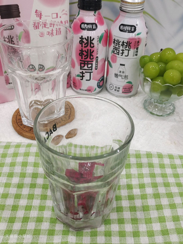 青提桃桃养乐多