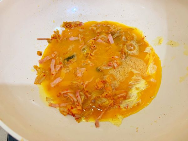 芝士泡菜火腿蛋卷饼和芒果酸奶