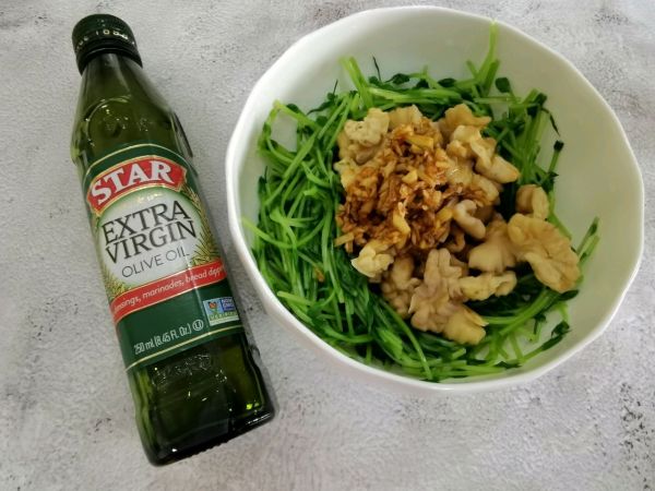 豌豆苗拌核桃仁