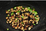 肉丁豌豆盖浇饭
