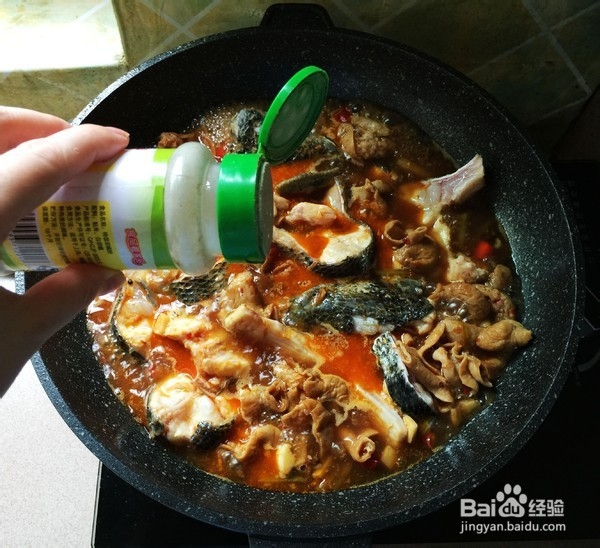 肥肠煮黑鱼的做法