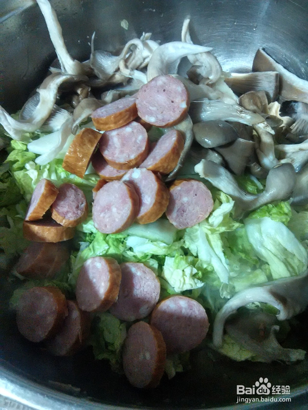 平菇炒香肠白菜