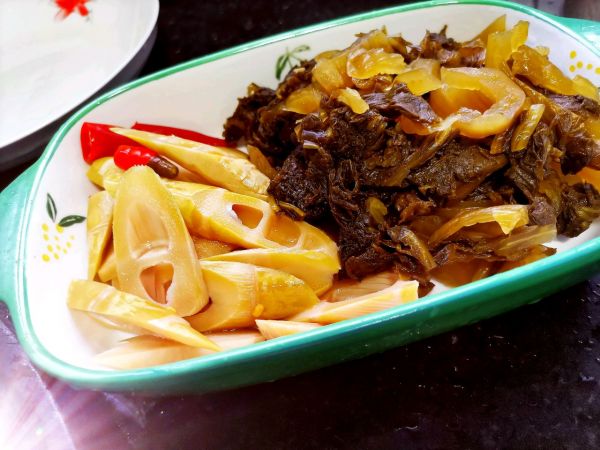 一碗酸菜手擀面