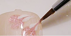 彩绘美甲如此制造，粉嫩您的指甲