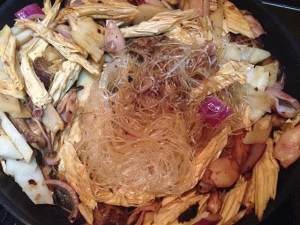 教你怎么做墨斗鱼腊肠花菇腐竹粉丝煲