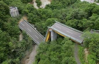 日本发生7.3级地震了！地震中逃生法则！
