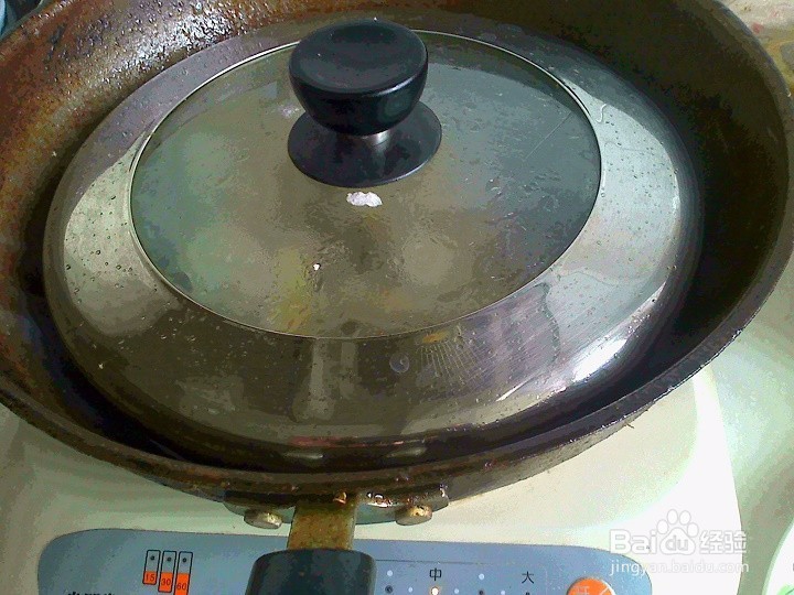 老年人怎样用电磁炉来爆炒猪肉皮芋头片