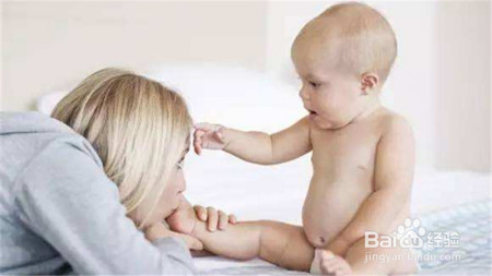 宝宝出现腹胀的原因及怎样预防和护理？