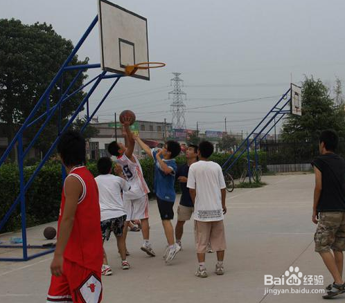 打篮球时不能做的事情