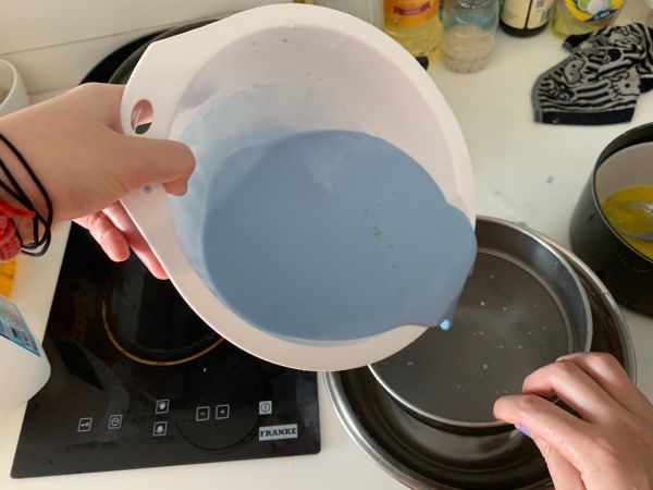 可可爱爱蓝蓝千层草莓蛋糕