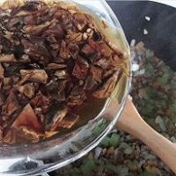 制作牛肝菌肉酱意面