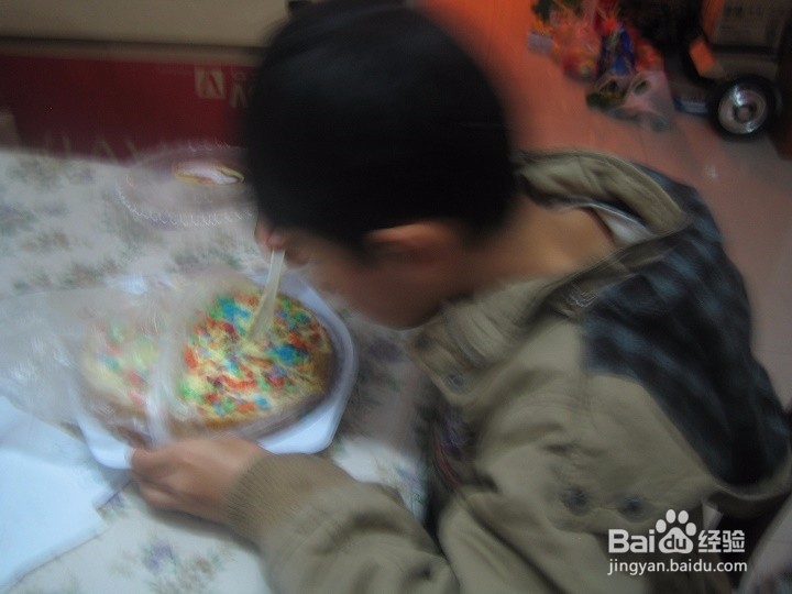 老年人怎样教孩子吃黄油蛋糕