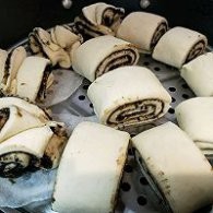 制作黑芝麻面卷