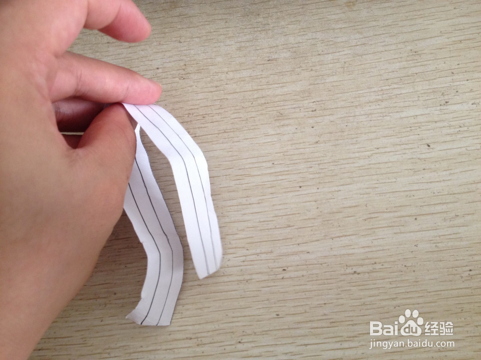 如何用一张纸条做可以支撑两支中性笔的简易支架