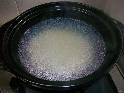 大米淘洗干净,放入砂锅中,加入鸡汤煲粥.