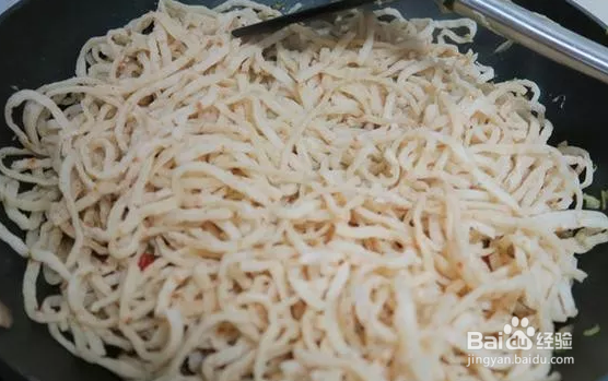 怎么做鸡蛋香肠炒软饼