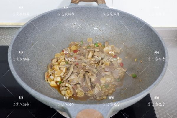 泡椒藕带炒鸡胗