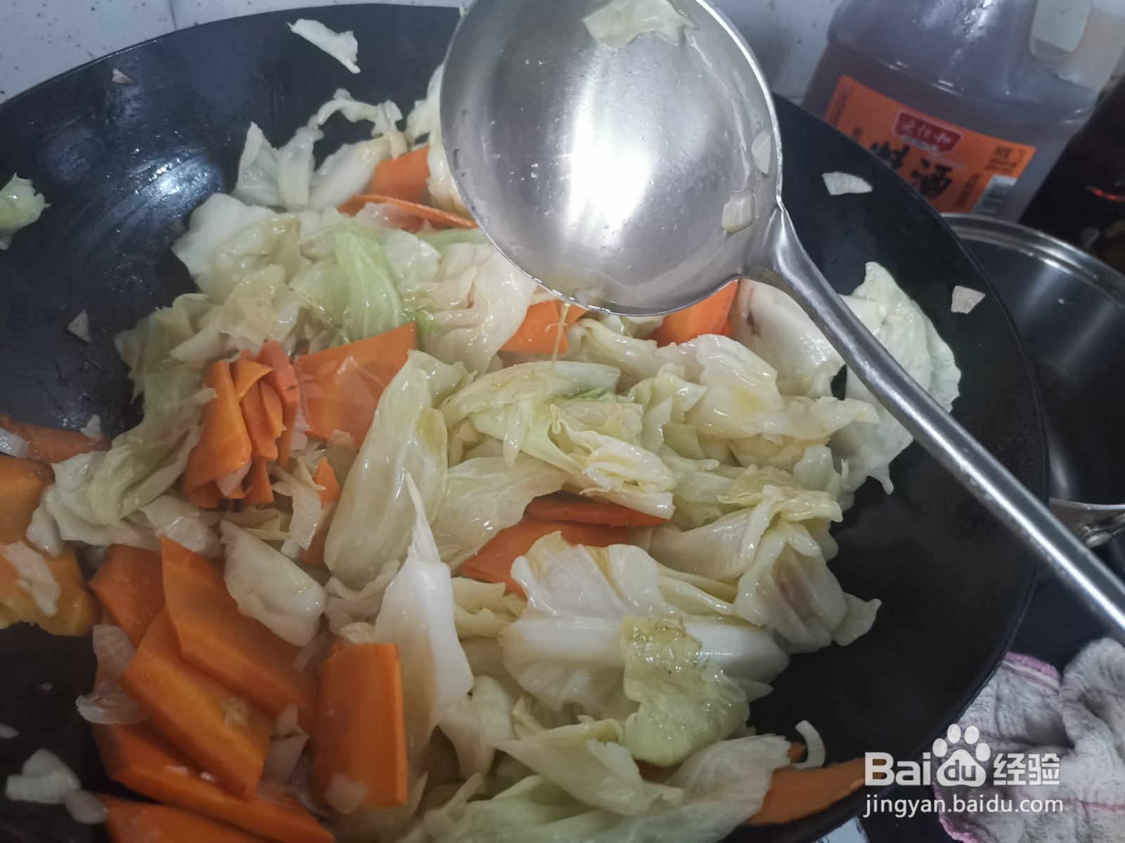 包菜炒胡萝卜片