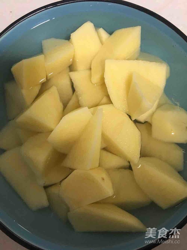 土豆炖排骨的做法