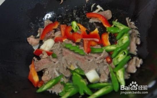 烧制这种肉搭配几个荆条辣椒,健筋骨还好吃。