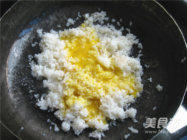 腊肠豌豆蛋炒饭