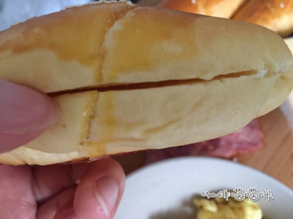 芙蓉蛋夹培根芝士牛角包