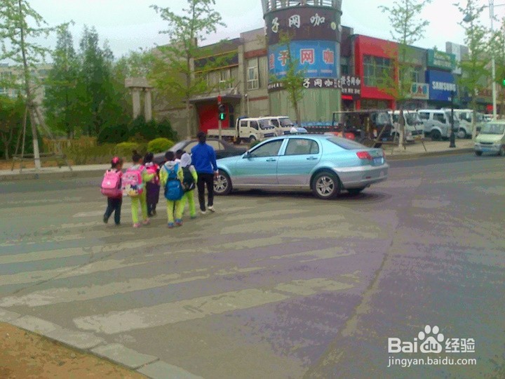 孩子怎样安全通过交叉路口