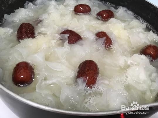 银耳莲子百合红枣枸杞汤的做法