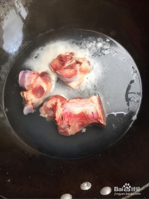 筒子骨焯水步骤