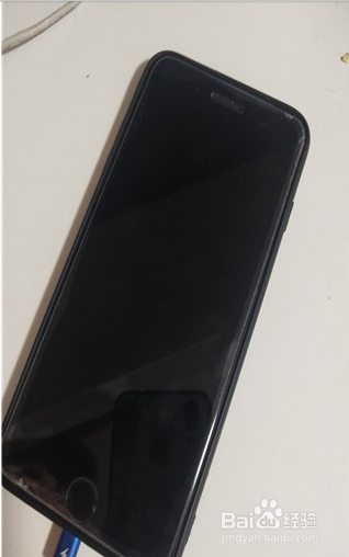 iphone11机器是开着的但是黑屏怎么办