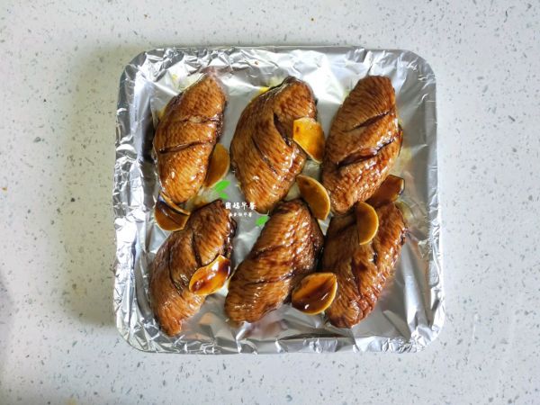 吮指蒜香烤鸡翅