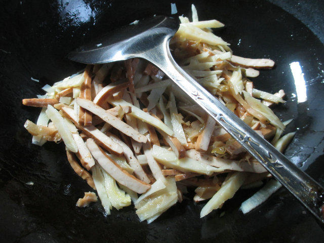 榨菜丝冬笋炒香干的做法,味道好极了!