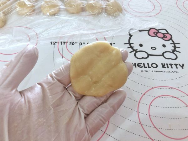 广式蛋黄莲蓉月饼