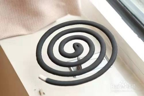 点蚊香时,正确的做法是