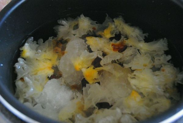 蔓越莓桃胶银耳羹