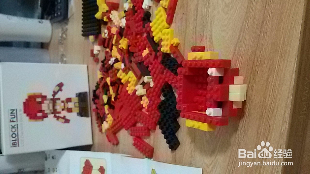 如何完成乐高玩具的拼接?