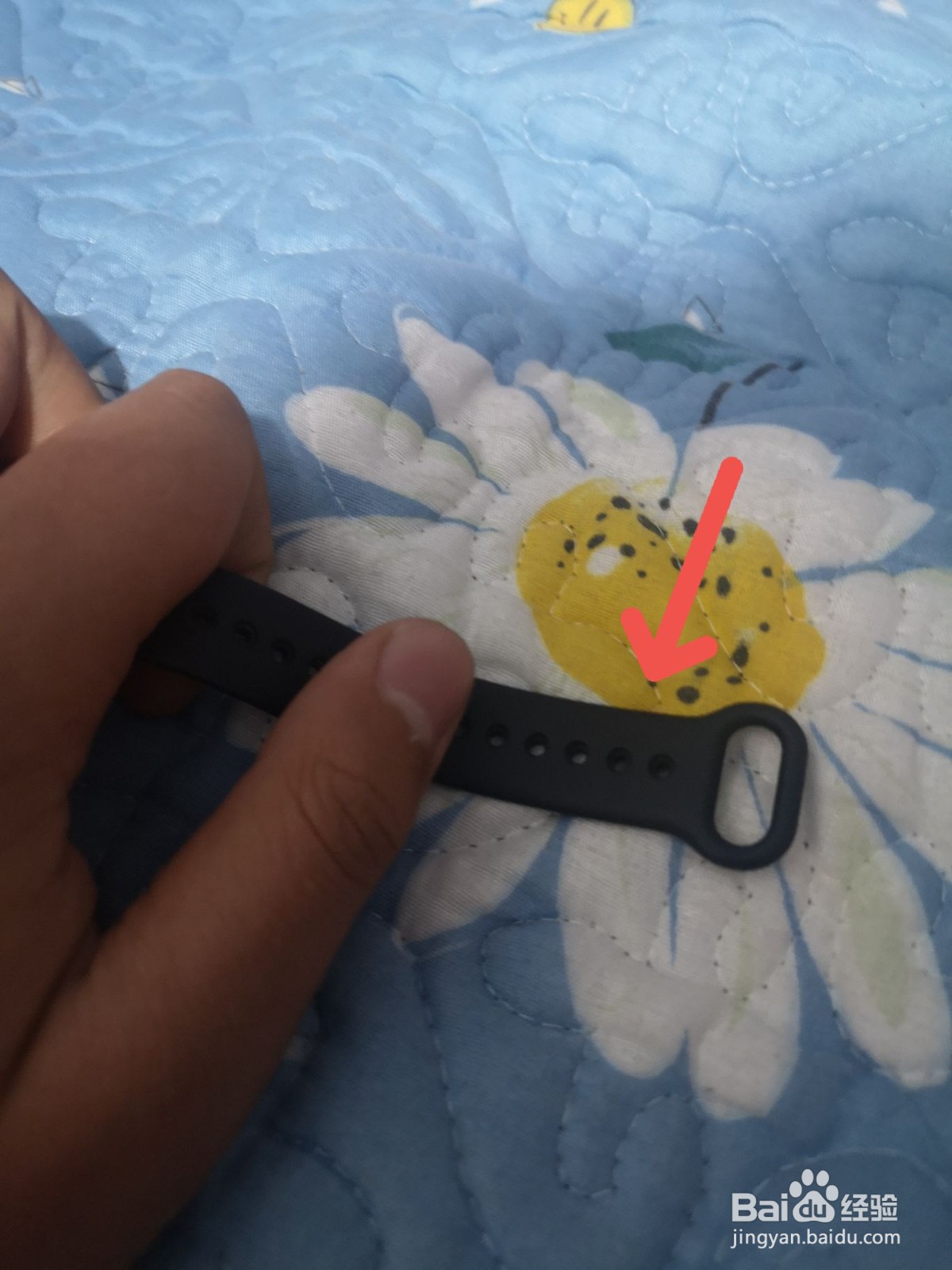 华为荣耀手环6表带怎么拆卸