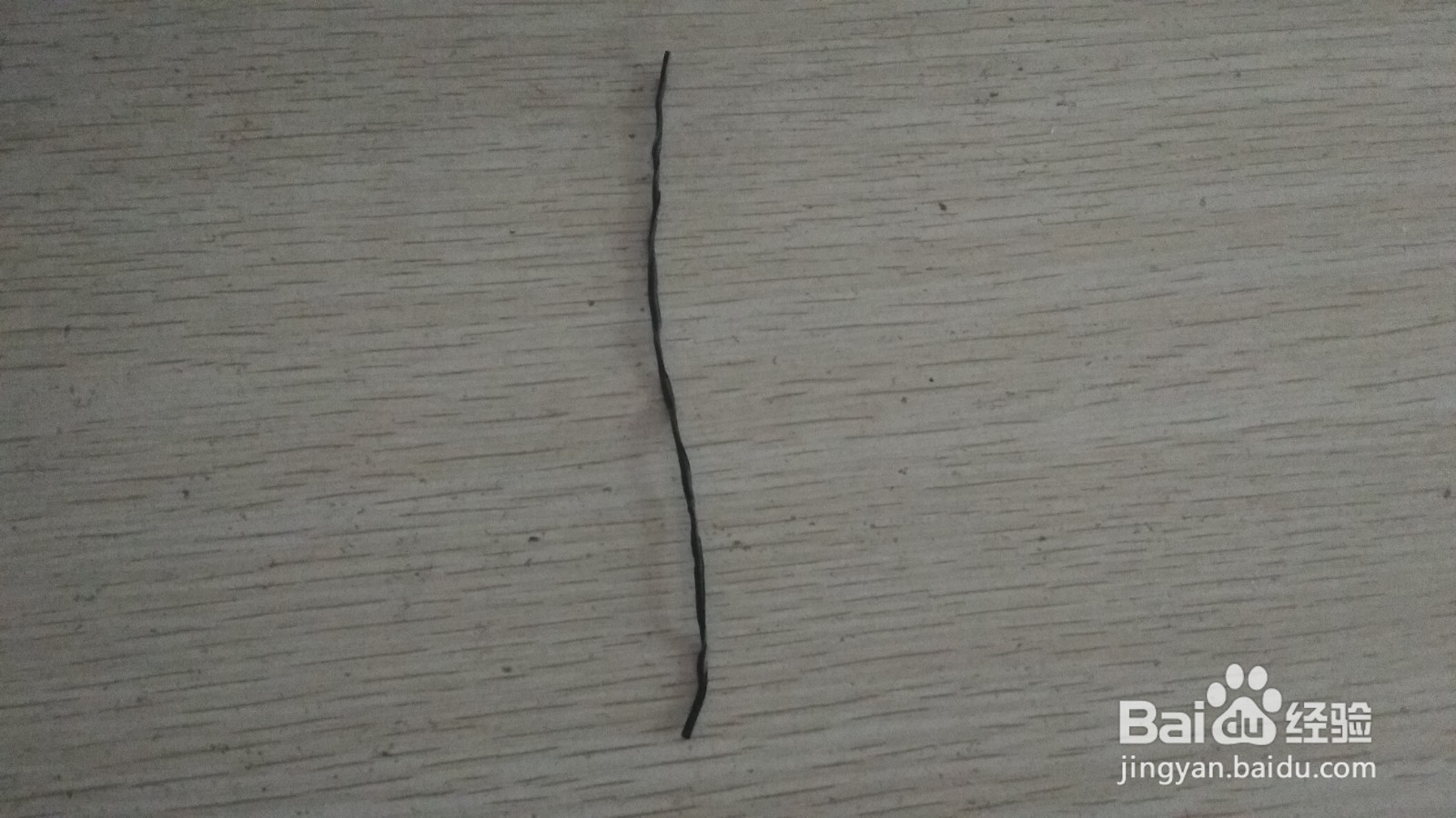 如何对折使得数据线绑绳成为简易的中性笔的支架