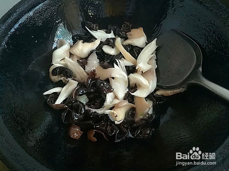 怎么做营养好吃的蘑菇黑木耳嫩南瓜