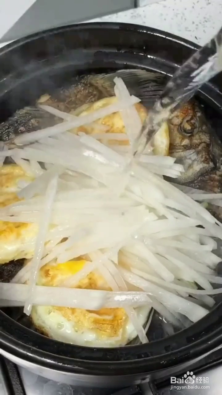 如何制作好吃的萝卜丝煎蛋鲫鱼汤