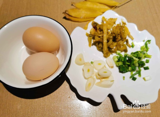 榨菜丝炒鸡蛋的做法
