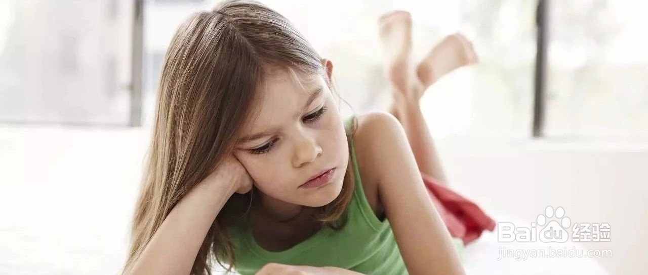 当着孩子面玩手机的危害。