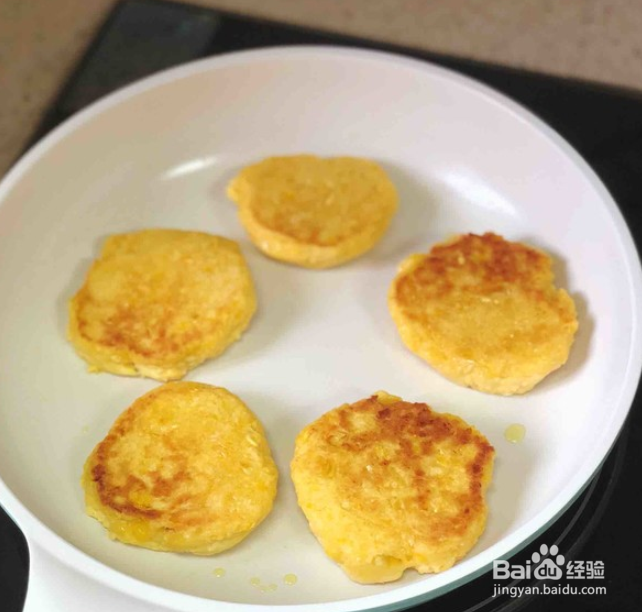 油煎玉米粑粑的做法