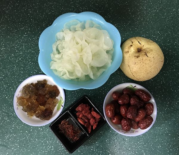 桃胶藏红花雪梨银耳汤